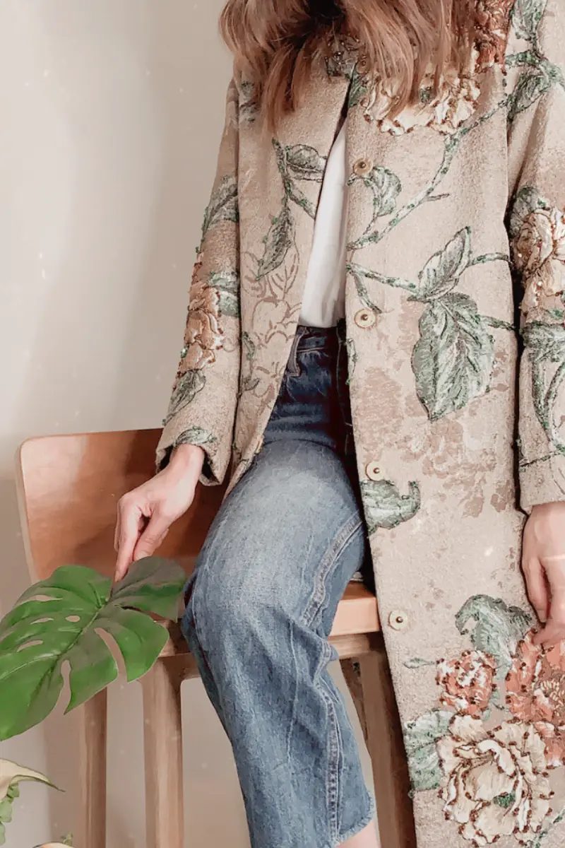 Mujer con abrigo floral