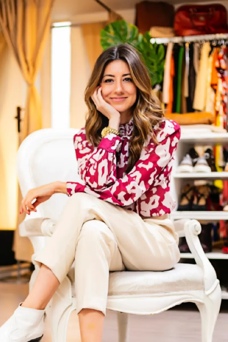 Mujer sentada con blusa estampada