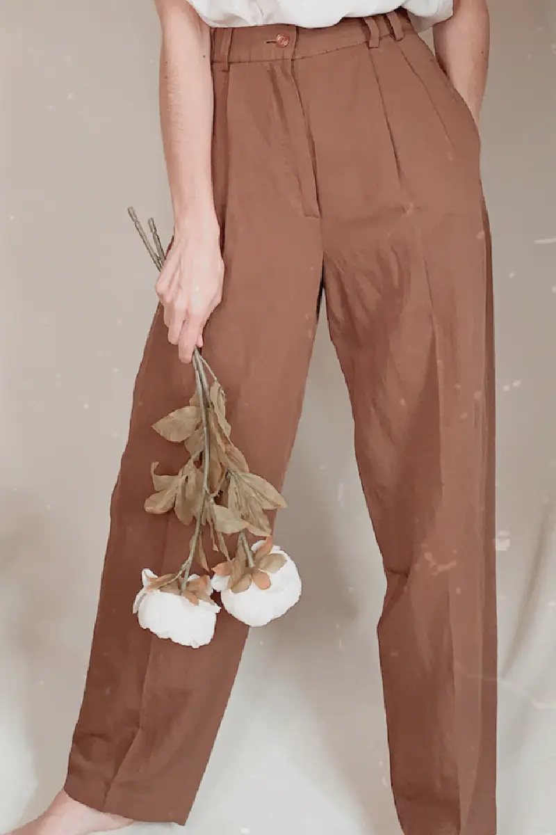 Pantalón marrón de tiro alto