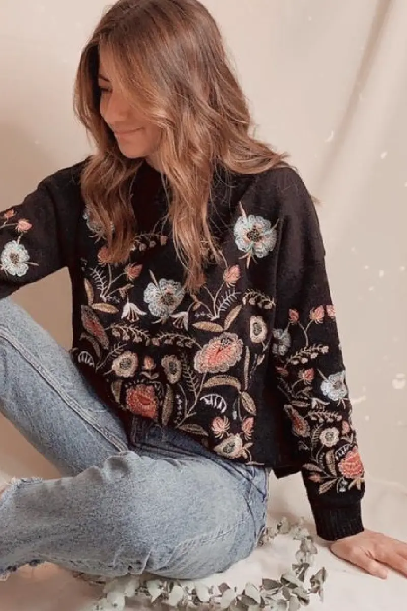 Saco negro bordado con flores
