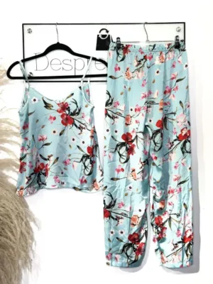 SET SEDA AZUL CIELO CON FLORES ROSADAS MORAZUL TALLA S